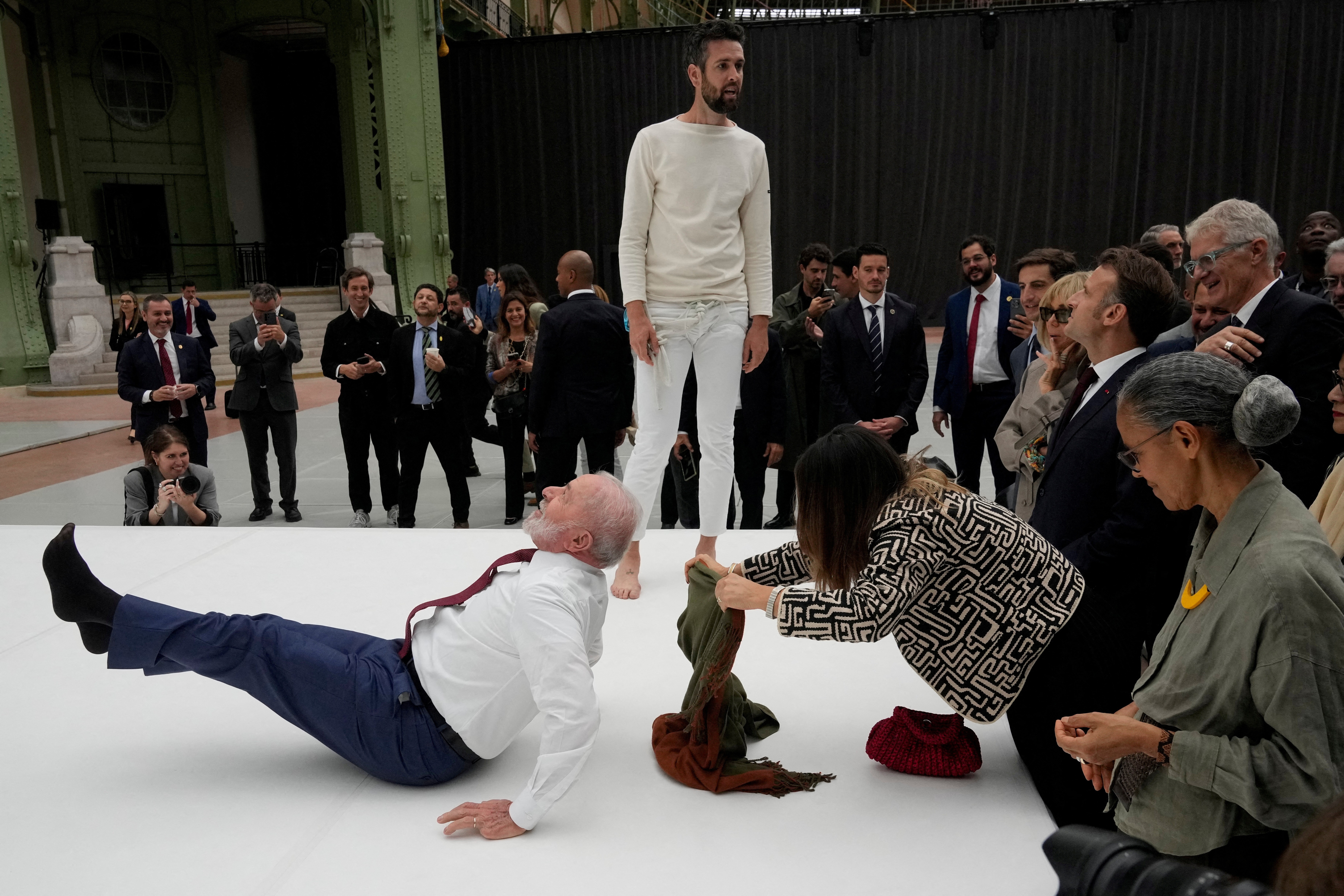 Lula tenta imitar movimento de acrobata ao lado de Macron em Paris; veja IMAGENS