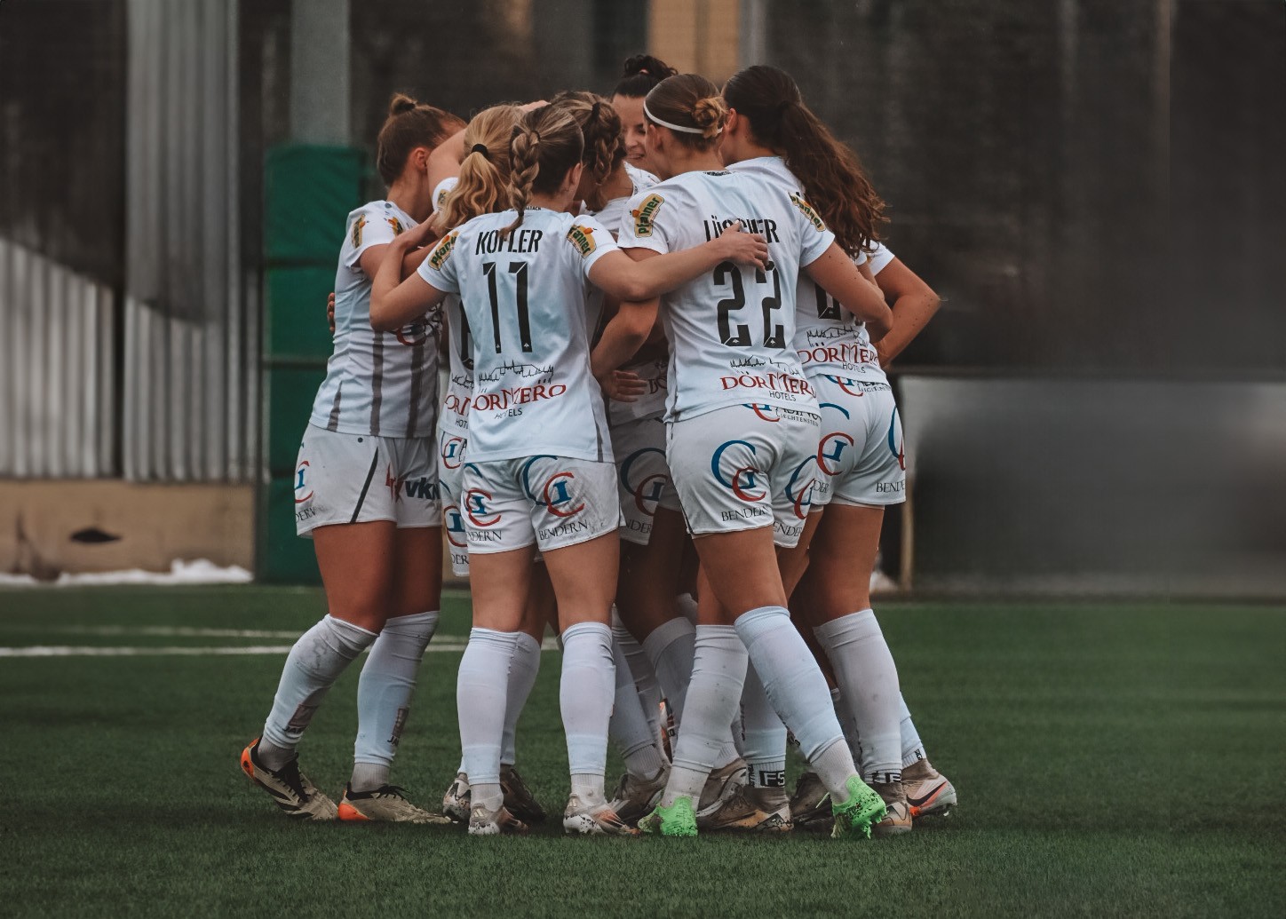 Dirigente de clube austríaco é condenado a pagar indenização a jogadoras por filmá-las no vestiário