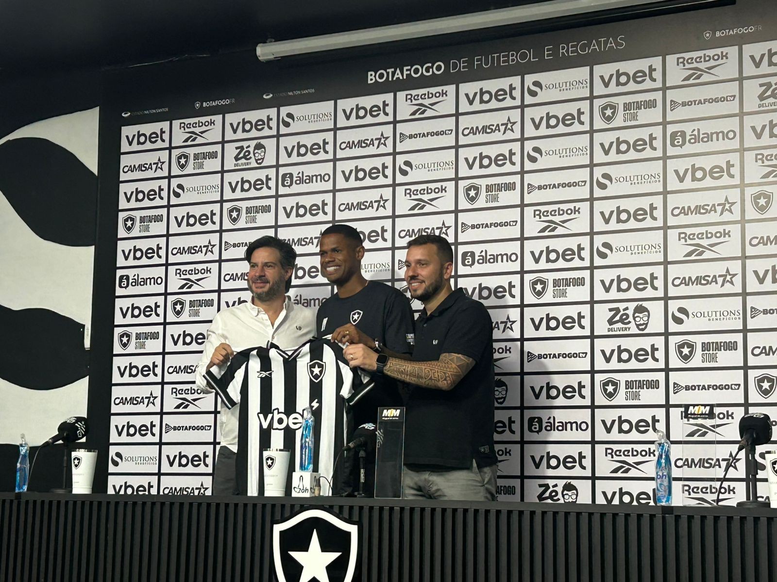 Junior Santos e Nahuel Ferraresi são apresentados oficialmente pelo Botafogo