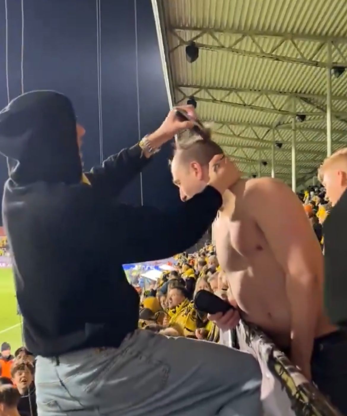 Bodo/Glimt vence cinco seguidas na Liga dos Campeões e torcedor raspa cabeça na arquibancada; veja vídeo