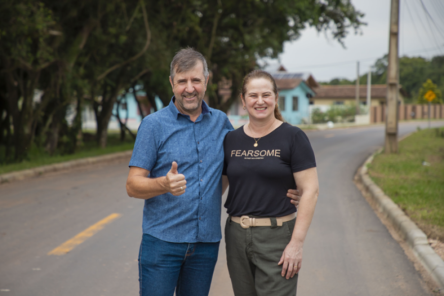 Asfalto cobre o saibro de três ruas e leva urbanização e qualidade de vida ao Umbará
