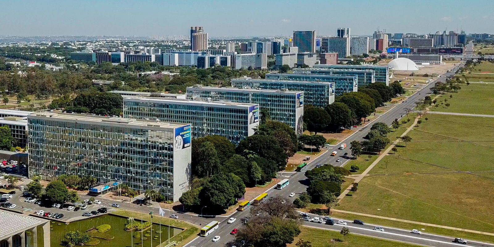 Lei reestrutura carreiras no Executivo e cria mais de 24 mil cargos