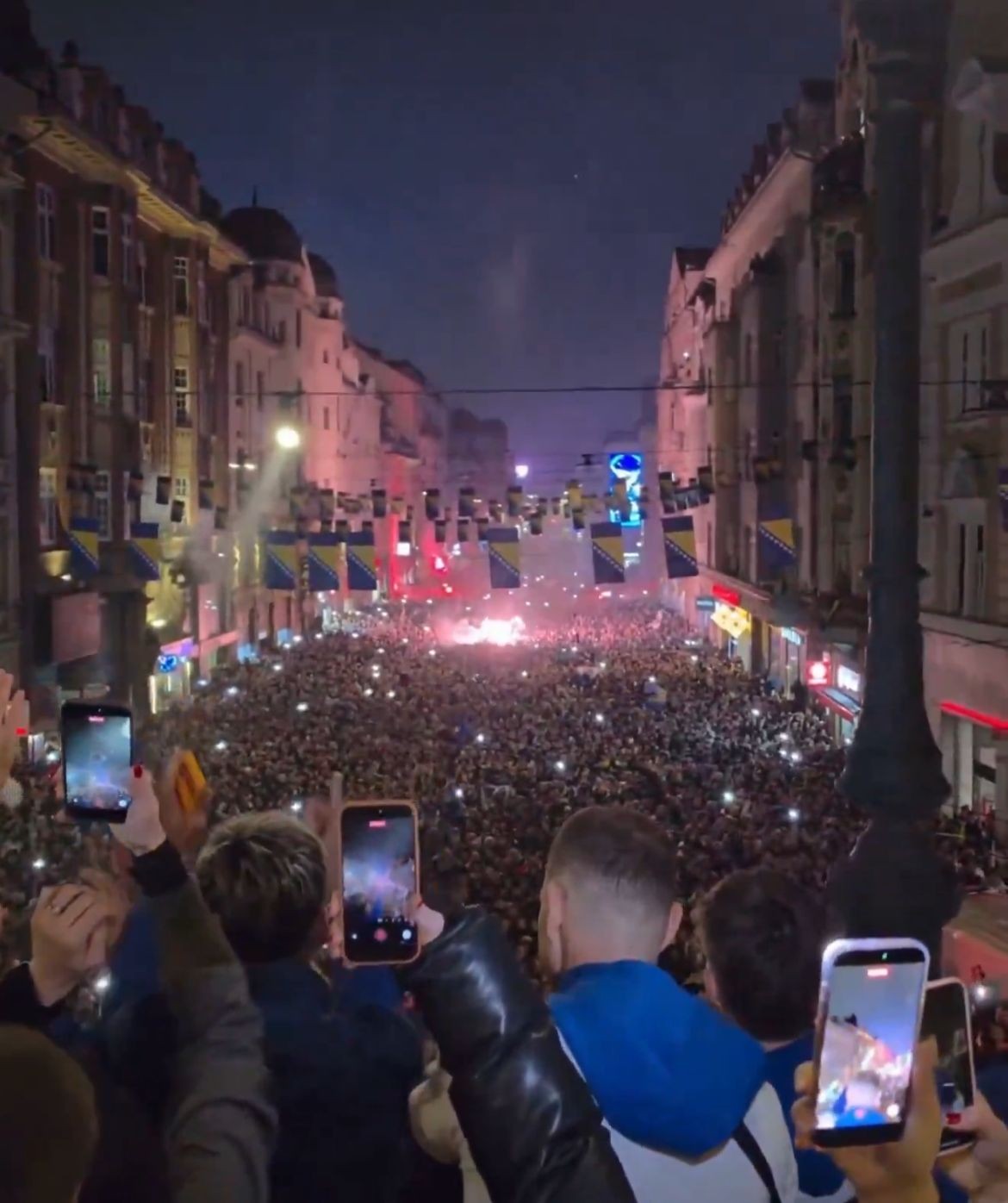 Ruas da Bósnia são tomadas por comemoração após classificação para Copa do Mundo
