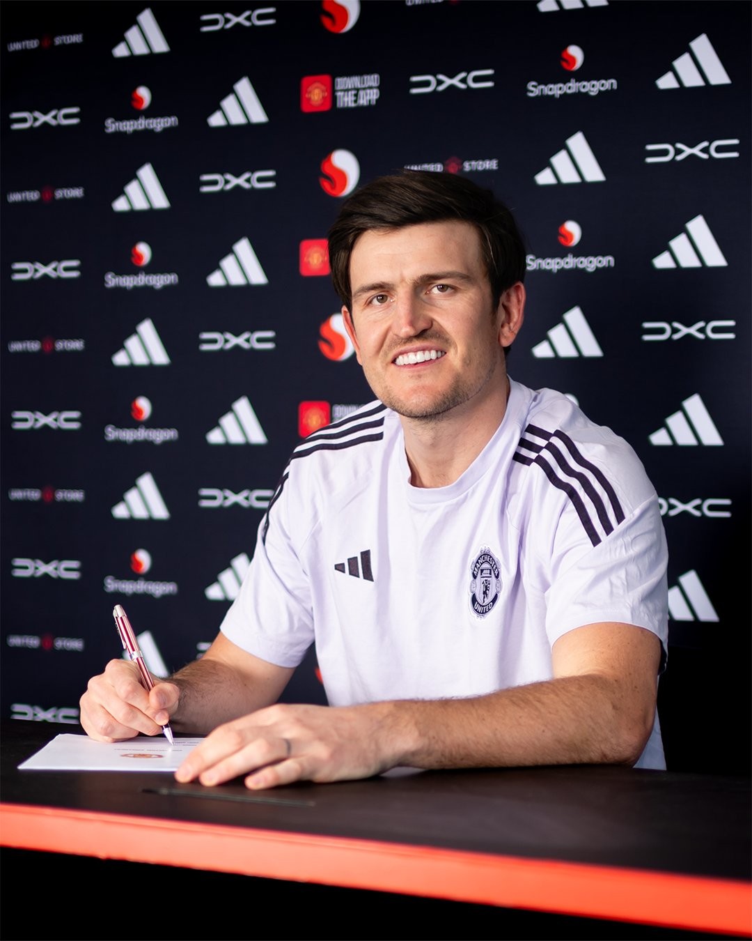 Harry Maguire: Zagueiro renova contrato com Manchester United até 2027