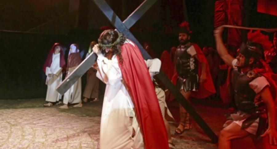 Encenação da Paixão de Cristo emociona multidão no Sítio Cercado