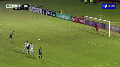 Ex-Vasco perde pênalti, mas faz gol após tomar bolada no rosto na sequência; veja vídeo