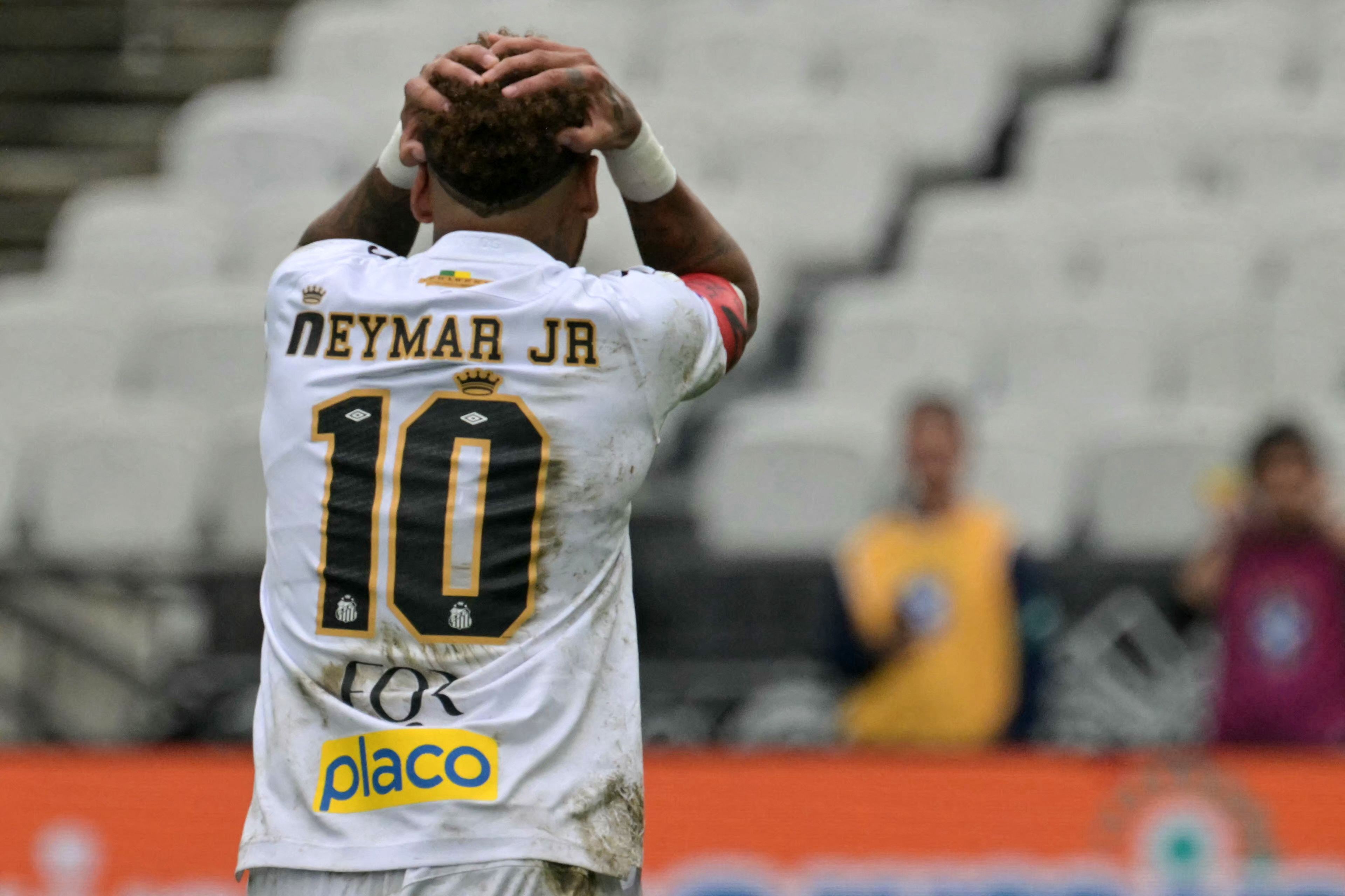 Neymar é substituído por engano, Santos perde para o Coritiba, e jogo-comício por convocação termina em desastre