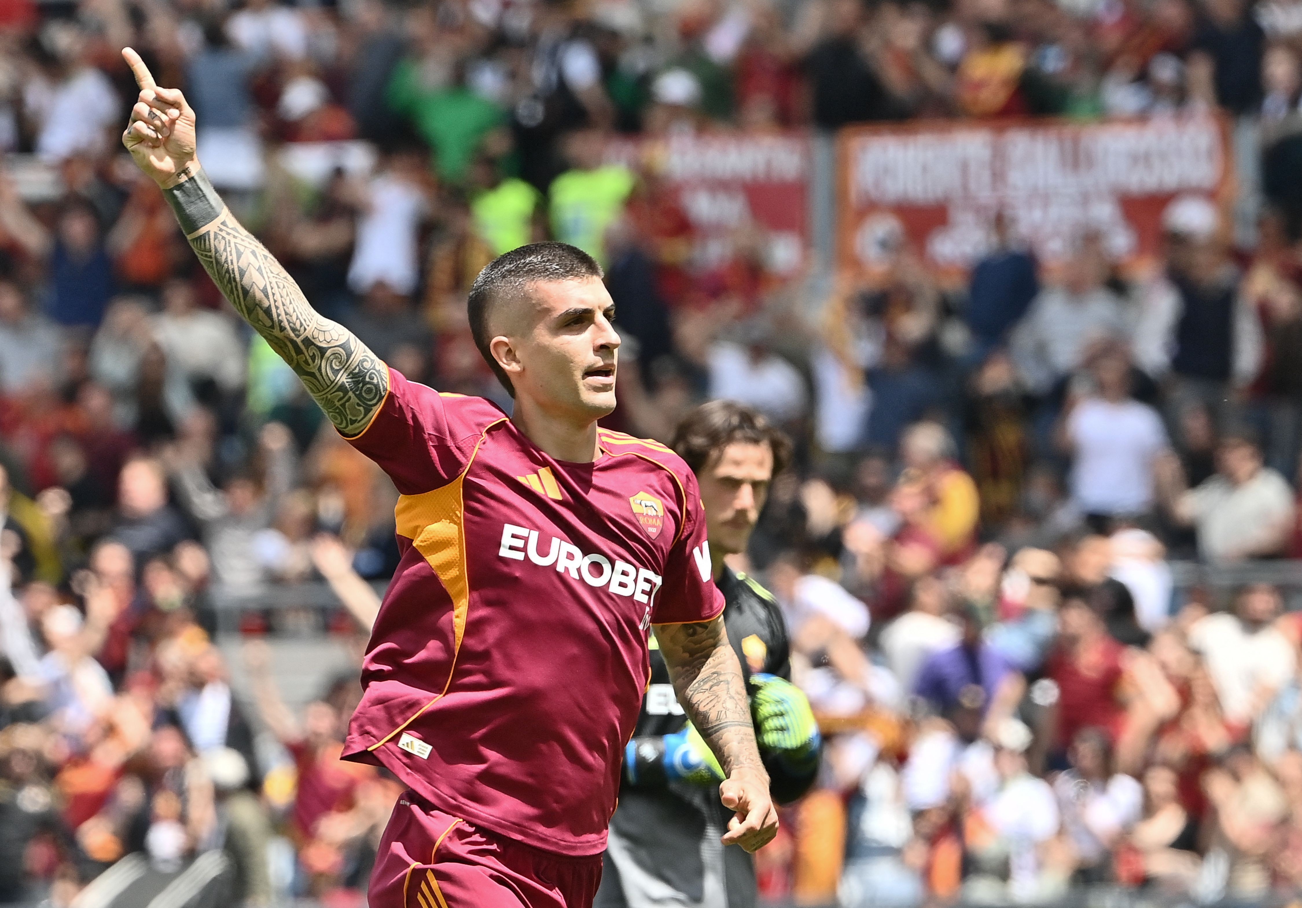 Wesley, ex-Flamengo, é expulso de clássico entre Roma e Lazio após briga em campo