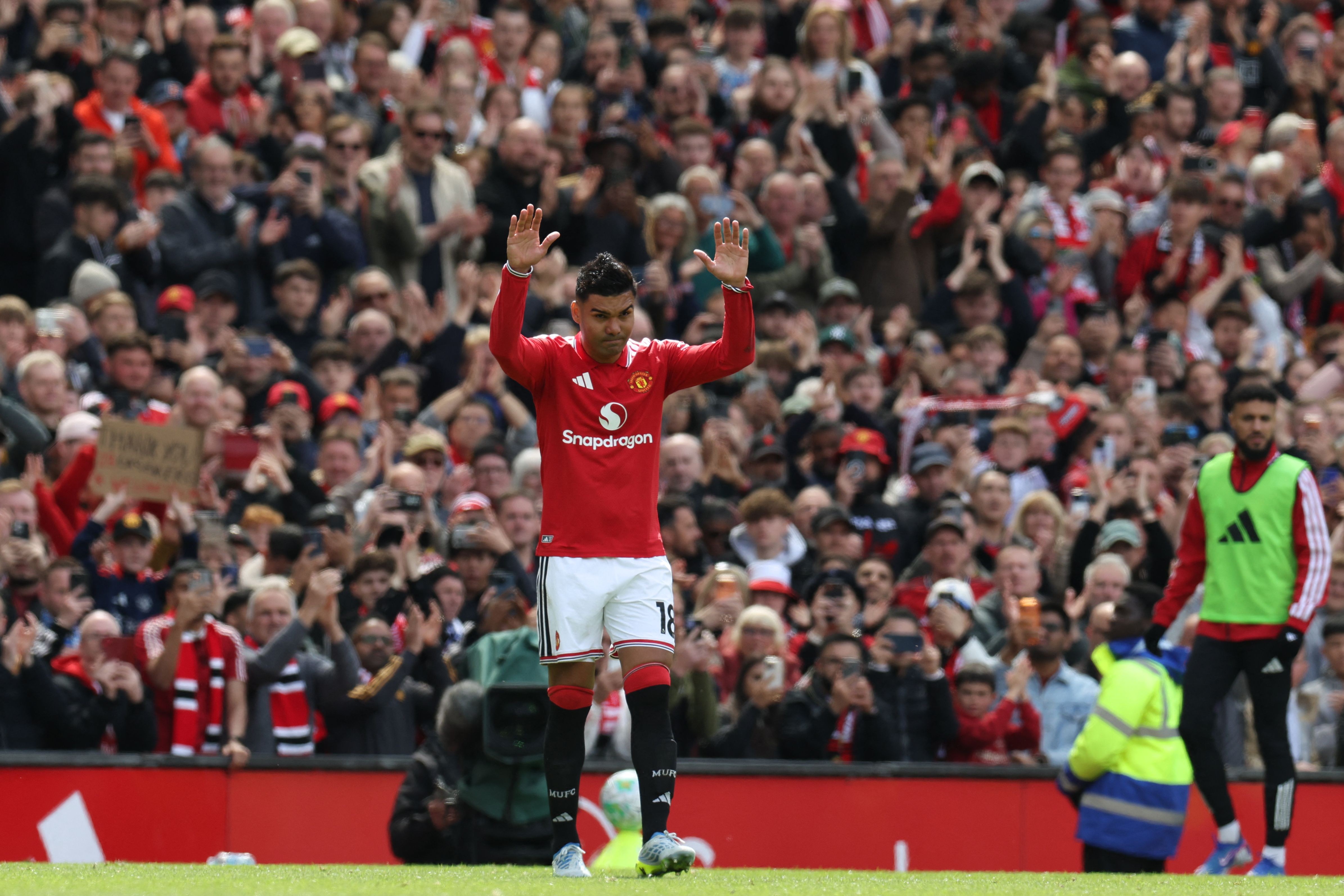 Casemiro se emociona e é aplaudido em despedida do Manchester United: 'A melhor coisa são vocês', diz à torcida
