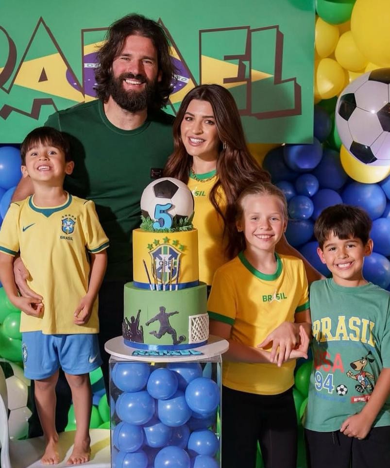 Filho de Alisson ganha festa de aniversário com seleção brasileira como tema às vésperas da convocação