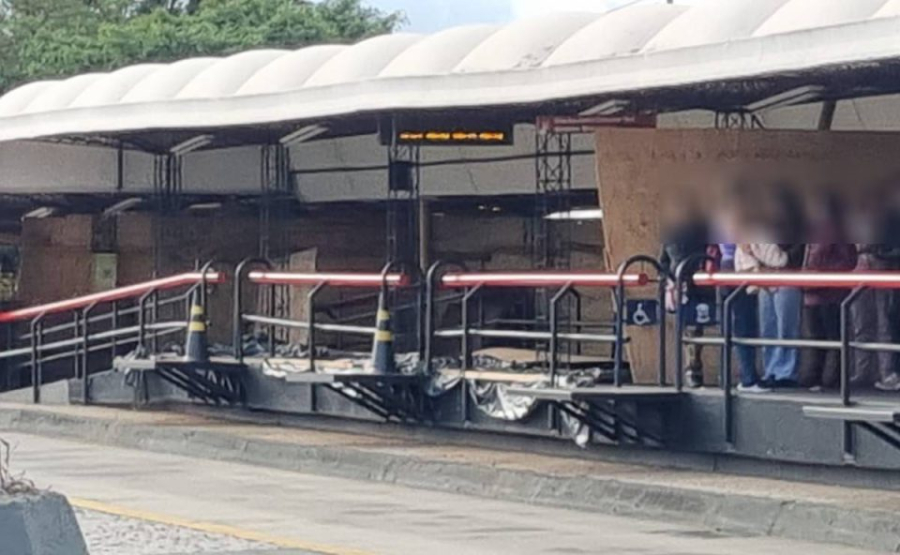 Terminal do Sítio Cercado segue com obras em plataformas e usuários relatam dificuldades no embarque