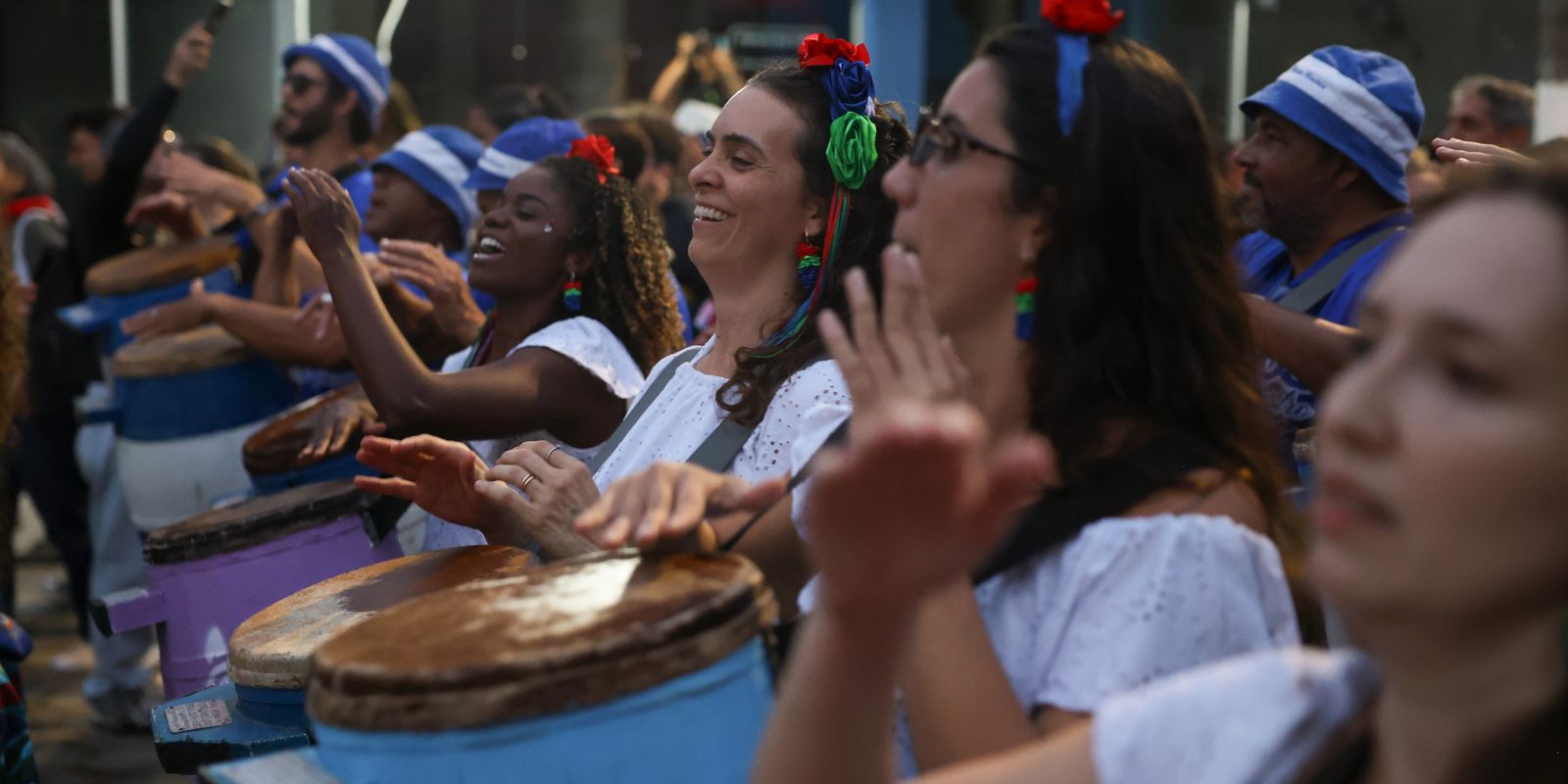 Cortejo de culturas tradicionais reúne três gerações da mesma família