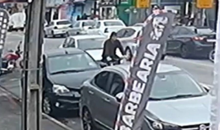 Ciclista fica ferido após ser atingido por carro no Ganchinho