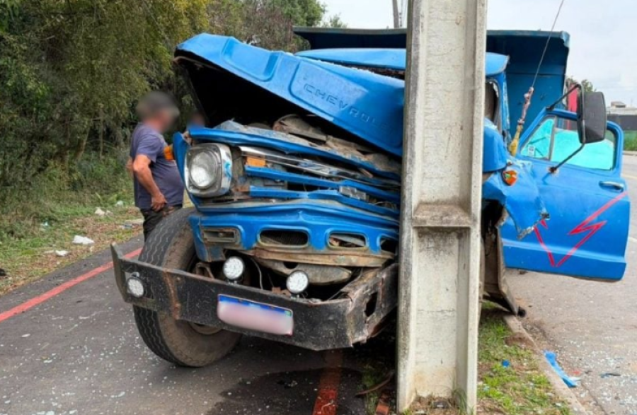 Falha mecânica faz caminhão atingir poste no Ganchinho; motorista fica preso às ferragens